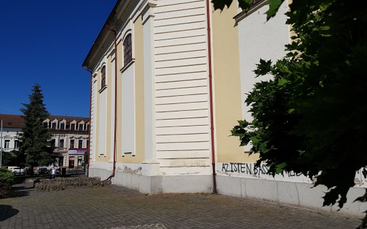 Kostol postriekali vulgárnymi nápismi a satanistickými symbolmi