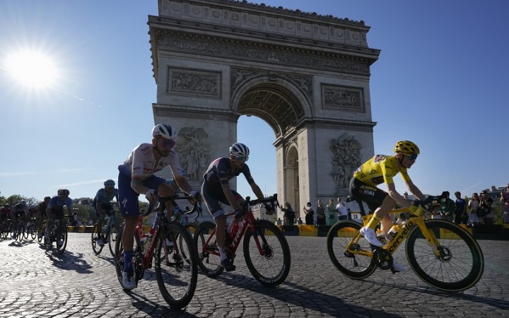 Celkovým víťazom je Vingegaard, Sagan skončil na Champs-Élysées piaty