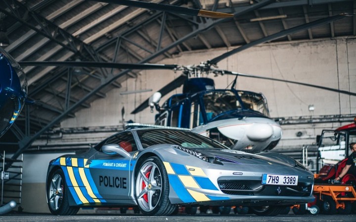 Českí policajti zabavili Ferrari, použijú ho proti cestným pirátom