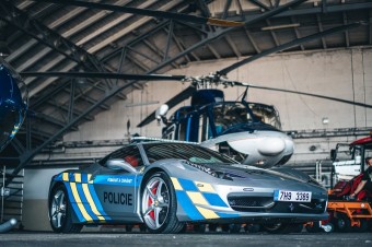 Českí policajti zabavili Ferrari, použijú ho proti cestným pirátom