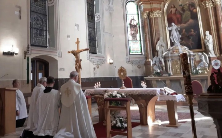 V Žilinskej diecéze na návrh kňazov začali spoločné modlitby kňazov s biskupom