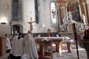 V Žilinskej diecéze na návrh kňazov začali spoločné modlitby kňazov s biskupom