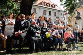Kristus dospelých učil a žehnal deti. My to robíme naopak, je čas to zmeniť