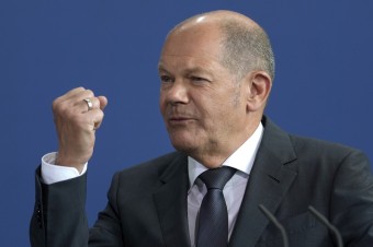 Ruská štátna televízia obvinila nemeckého kancelára z imitovania Hitlera