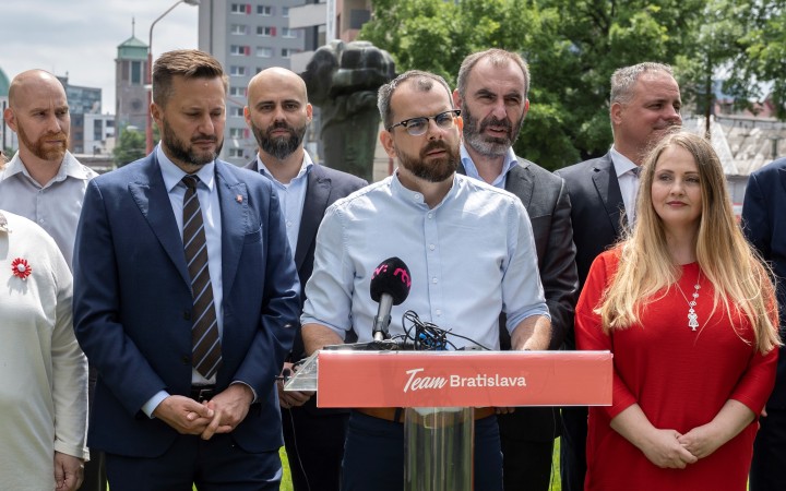 Organizujú ho politici, diskutujú na ňom politici, politiku však nevidia