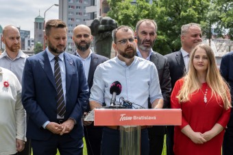 Organizujú ho politici, diskutujú na ňom politici, politiku však nevidia