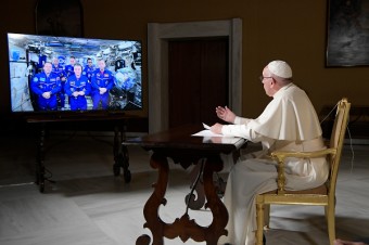 Pápež František dostal od astronautov skafander na mieru