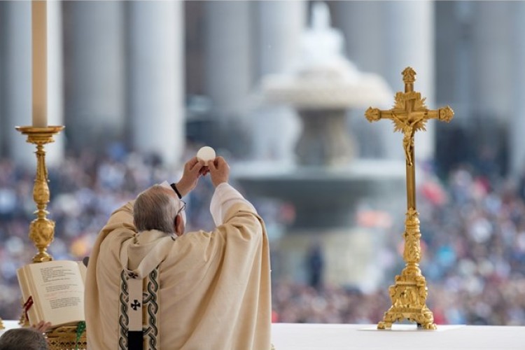 Ticho v kostole a v sakristii pred, počas a po liturgickom slávení