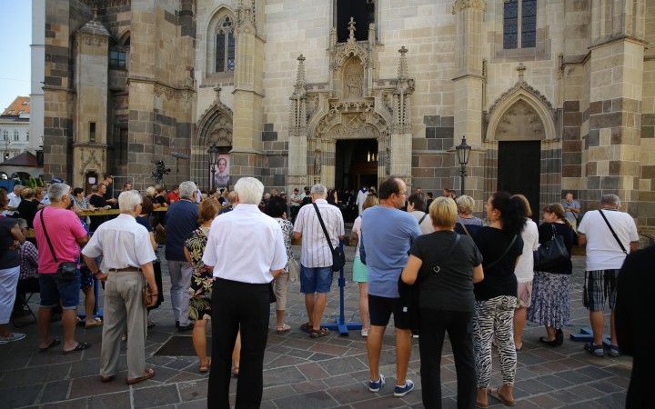 Dóm sv. Alžbety je už zaplnený, organizátori ďalších ľudí nevpúšťajú. Dovnútra s