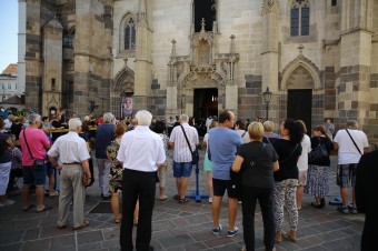 Dóm sv. Alžbety je už zaplnený, organizátori ďalších ľudí nevpúšťajú. Dovnútra s