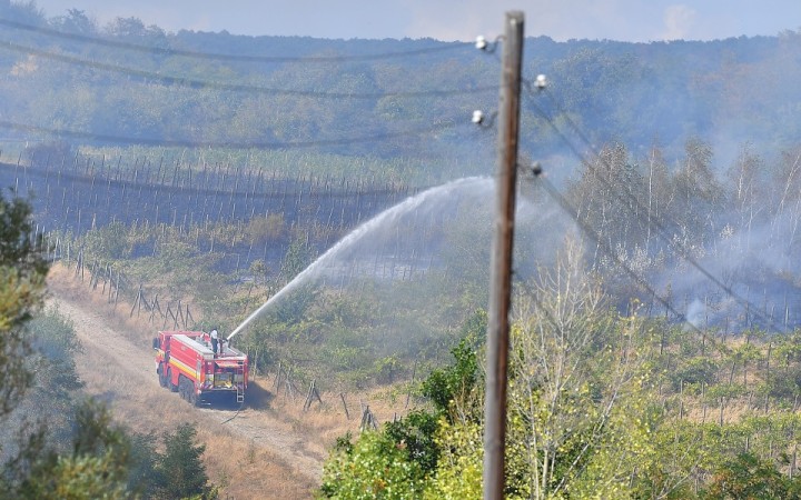 Na Peknej ceste v smere na Vinohrady a na Račianskej ulici horí