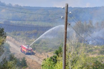 Na Peknej ceste v smere na Vinohrady a na Račianskej ulici horí