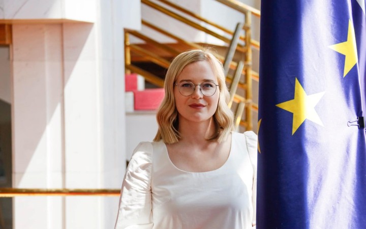 Poslankyňa Marcinková propaguje módne značky. Výbor prešľap nevidí, právnici áno