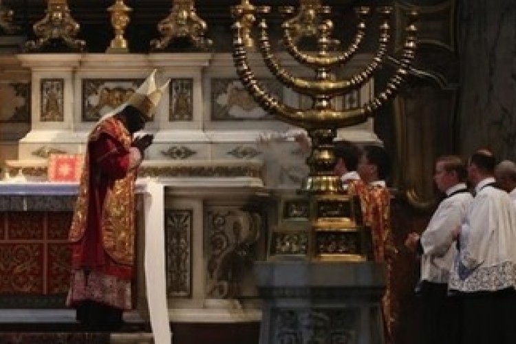 Slávnostná jednoduchosť liturgického oblečenia