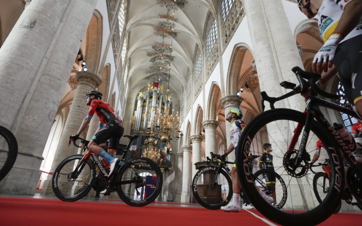 Fotovýber, cyklisti v gotickom kostole