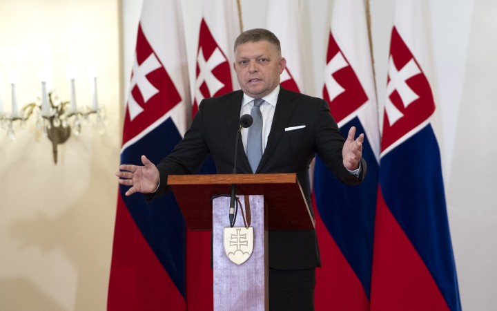 Fico sa pustil do prezidentky. Vyzval na potlesk pre Mečiara a Gašparoviča