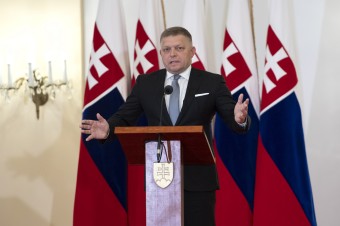 Fico sa pustil do prezidentky. Vyzval na potlesk pre Mečiara a Gašparoviča
