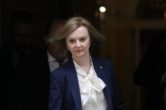 Konzervatívci si za líderku zvolili Trussovú, ktorú nachytal sám Lavrov