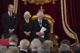 Karol III. sa oficiálne stal kráľom, premiérka Liz Trussová mu zložila prísahu