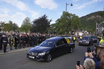 Rakvu s pozostatkami Alžbety II. prepravujú z Balmoralu do Edinburghu. Na okraji