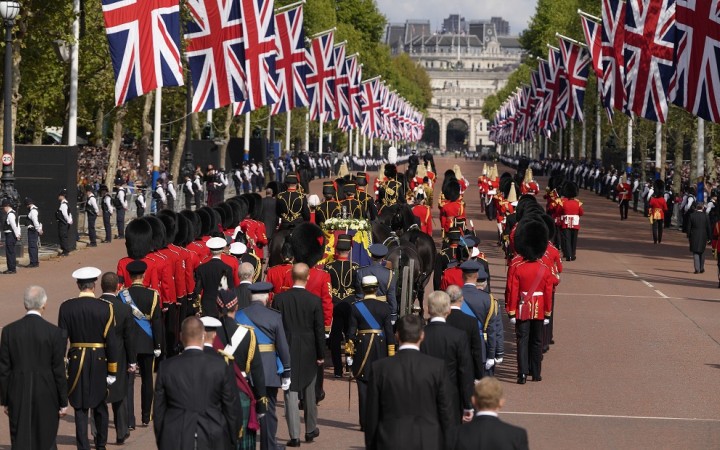 Rakvu zosnulej britskej kráľovnej Alžbety II. prepravili z Buckinghamského palác