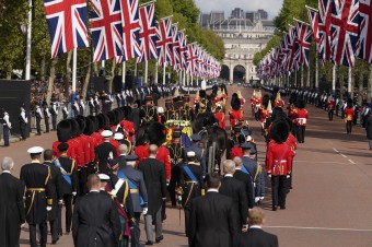 Rakvu zosnulej britskej kráľovnej Alžbety II. prepravili z Buckinghamského palác