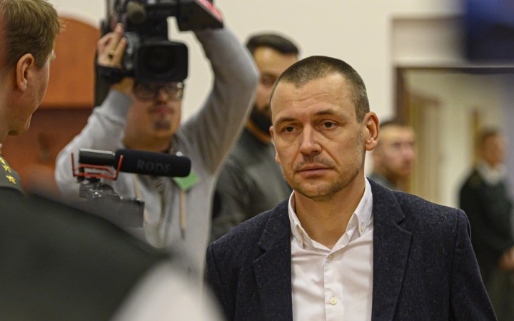 Policajti predviedli na súd Petra Tótha, odmietol však vypovedať