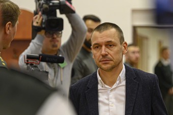 Policajti predviedli na súd Petra Tótha, odmietol však vypovedať