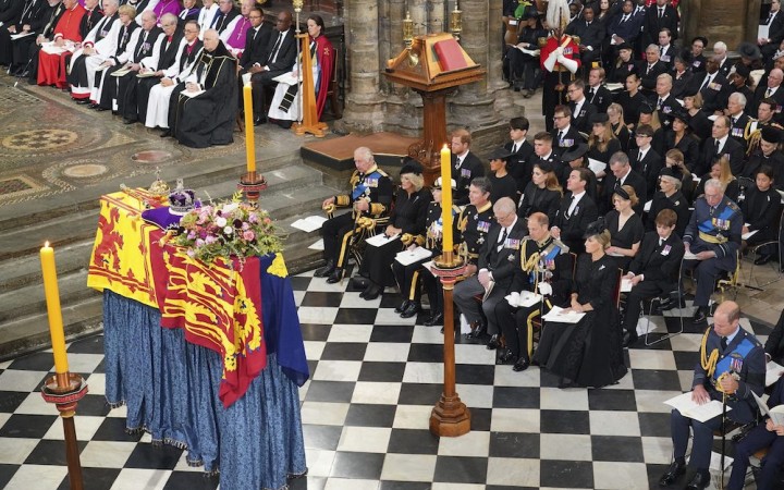 Británia: Dvoma minútami ticha sa skončil štátny pohreb Alžbety II.