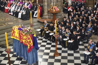 Británia: Dvoma minútami ticha sa skončil štátny pohreb Alžbety II.
