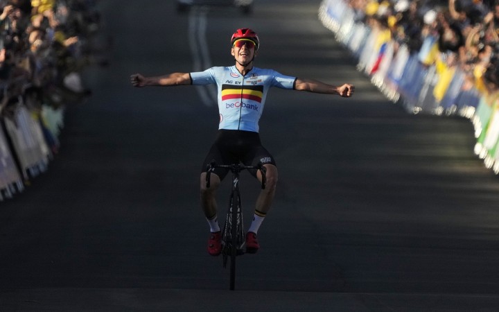 Majstrom sveta v cyklistike sa stal Belgičan Remco Evenepoel. O medailu bojoval 