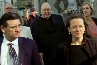 František prijal rezignáciu odsúdeného arcibiskupa z Adelaide