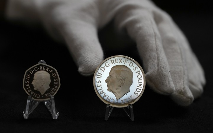 Britská kráľovská mincovňa predstavila prvé mince s motívom kráľa Karola III.