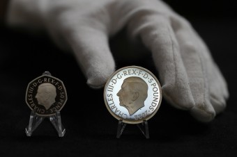 Britská kráľovská mincovňa predstavila prvé mince s motívom kráľa Karola III.