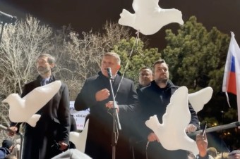 Naivní politici, ruské sankcie a plastové holubice mieru