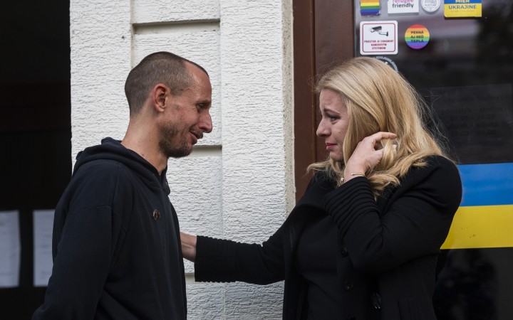 Zuzana Čaputová prišla položiť kyticu a zapáliť sviečku na miesto činu po streľb