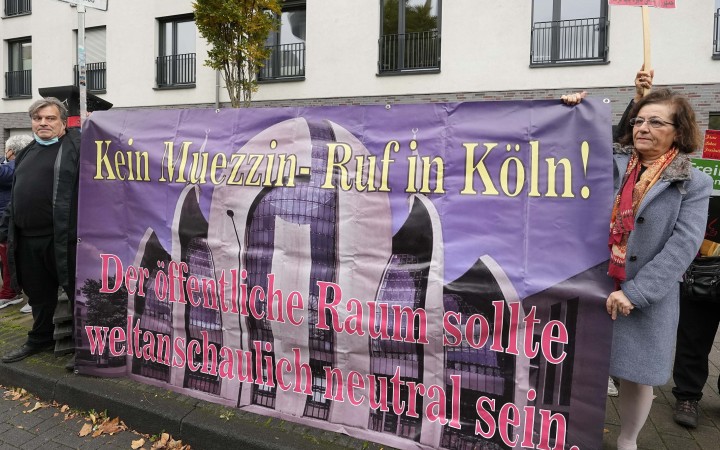 Muezín zvolával na modlitbu do mešity v Kolíne, vyvolalo to protest