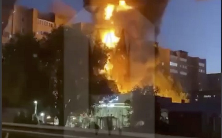 Na bytovku v meste Jejsk sa zrútil ruský stíhací bombardér, hlásia tri obete