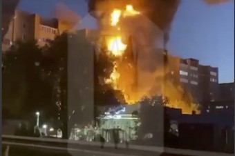 Na bytovku v meste Jejsk sa zrútil ruský stíhací bombardér, hlásia tri obete