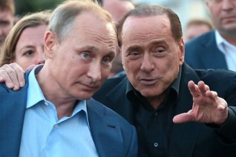 Putinov dar fliaš vodky pre Berlusconiho je porušením sankcií EÚ voči Rusku