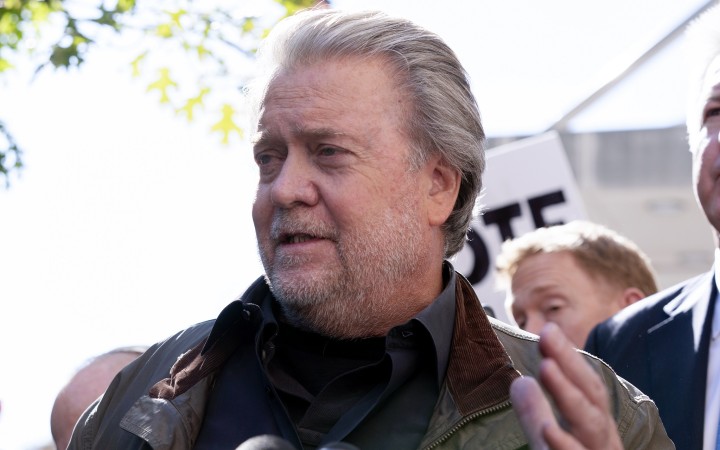 Trumpov exporadca Bannon ide do väzenia a zaplatí aj pokutu
