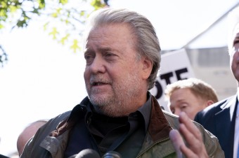 Trumpov exporadca Bannon ide do väzenia a zaplatí aj pokutu