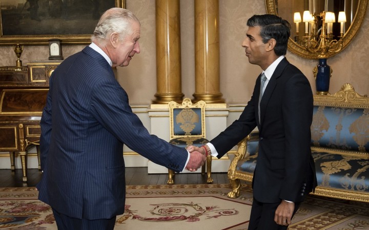 Britský kráľ Karol III. vymenoval Rishiho Sunaka za nového premiéra a poveril ho