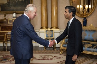 Britský kráľ Karol III. vymenoval Rishiho Sunaka za nového premiéra a poveril ho