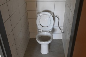 Študenti Masarykovej univerzity v Brne požadovali rodovo neutrálne toalety
