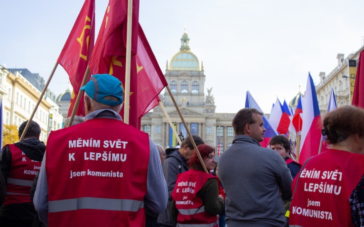 Na Václavskom námestí protestovali tisíce ľudí proti vláde Petra Fialu