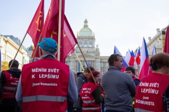 Na Václavskom námestí protestovali tisíce ľudí proti vláde Petra Fialu