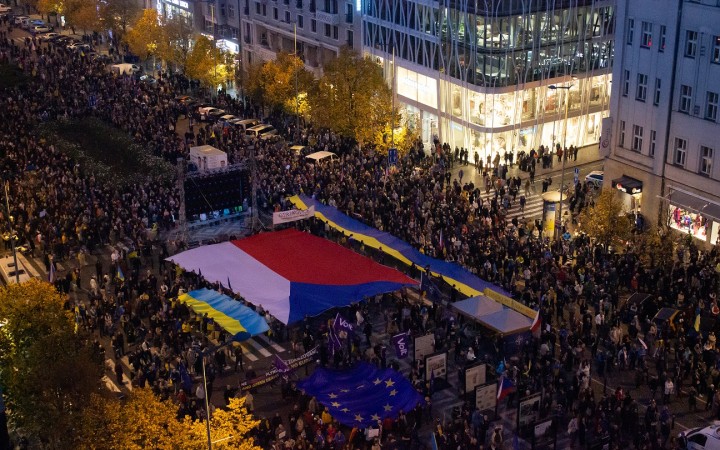 Na Václavskom námestí v Prahe demonštrovali desaťtisíce ľudí proti strachu. Vysl