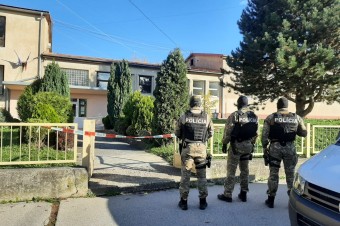 Na strednej odbornej škole v Novákoch útočil tínedžer na študentov sekerou