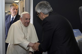 Pápežovi prvýkrát nedovolilo koleno vítať novinárov v lietadle do Bahrajnu